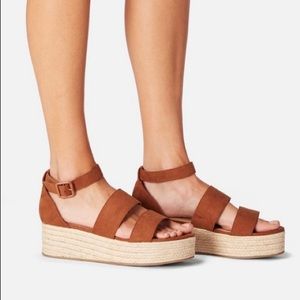 ***NEVER WORN*** Cognac Wedge 8.5